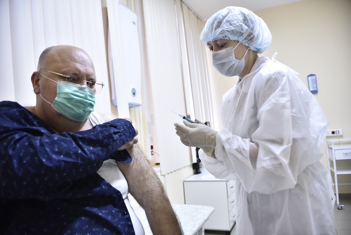 Пожилому приготовиться: что нужно знать о вакцинации людей старше 60 лет