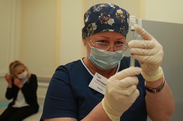 Противошоковый комплект: иммунолог рассказал об аллергии на вакцину от коронавируса