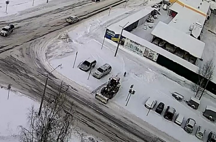 Момент смертельного наезда трактора на ребенка в Костомукше попал на видео