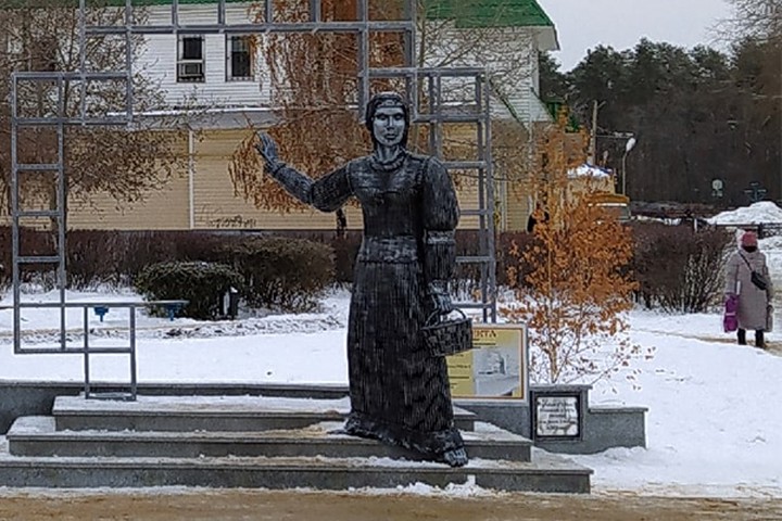 Памятник нововоронежской Аленке, испугавший местных жителей