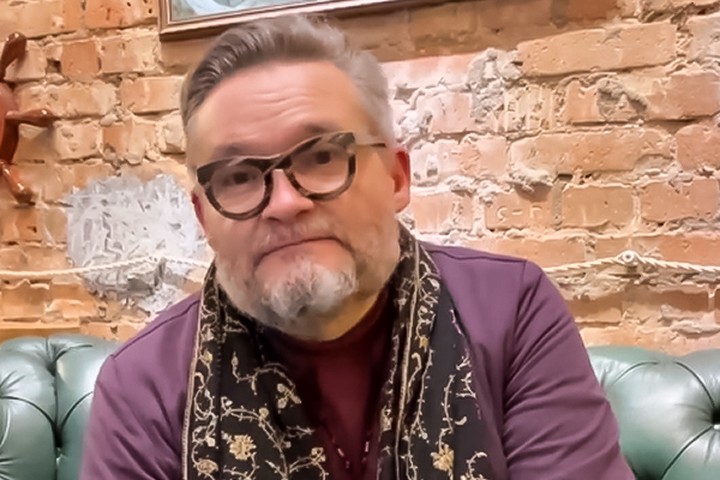 «Цвет девочки»: Александр Васильев рассказал о модных табу для женщин после 40