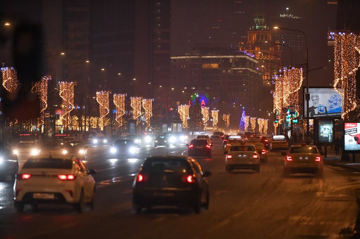 Москвичей призвали отказаться от поездок на автомобилях вечером 16 марта