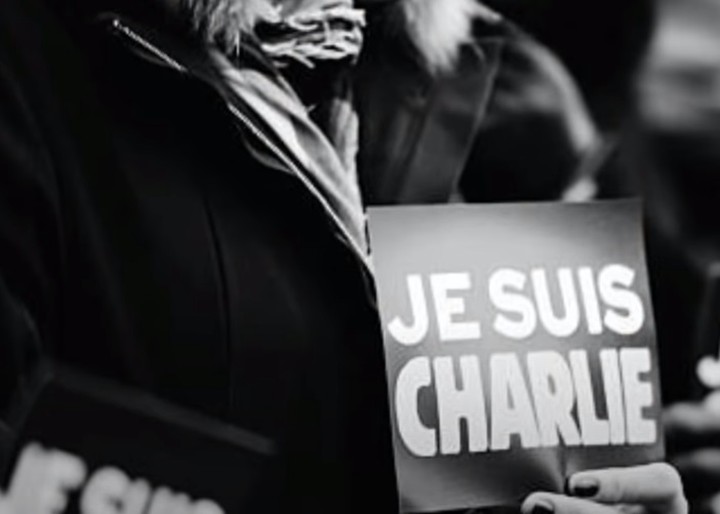 «Можно рисовать карикатуры, и за это не надо отрезать голову»: чему нас научил теракт в Charlie Hebdo