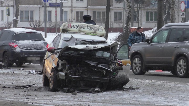 Три автомобиля столкнулись на Волгоградском проспекте в Москве