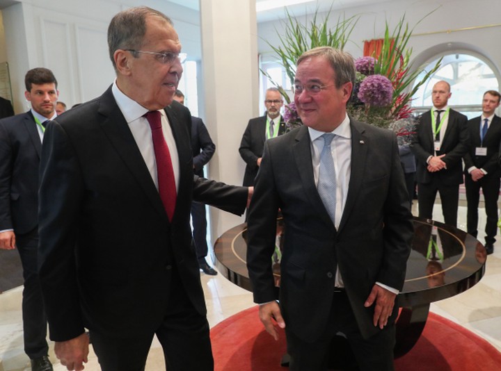 Министр иностранных дел РФ Сергей Лавров (слева) и премьер-министр Федеральной земли Северный Рейн — Вестфалия Армин Лашет во время встречи в Бонне в 2019 году