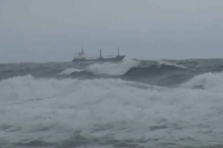 В открытом море российское морское торговое судно капитан пирогов столкнулось с