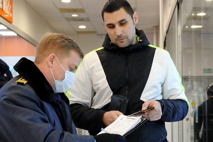 Посетителей столичных ТЦ штрафуют за неправильное ношение маски Посетителей столичных ТЦ штрафуют за неправильное ношение маски