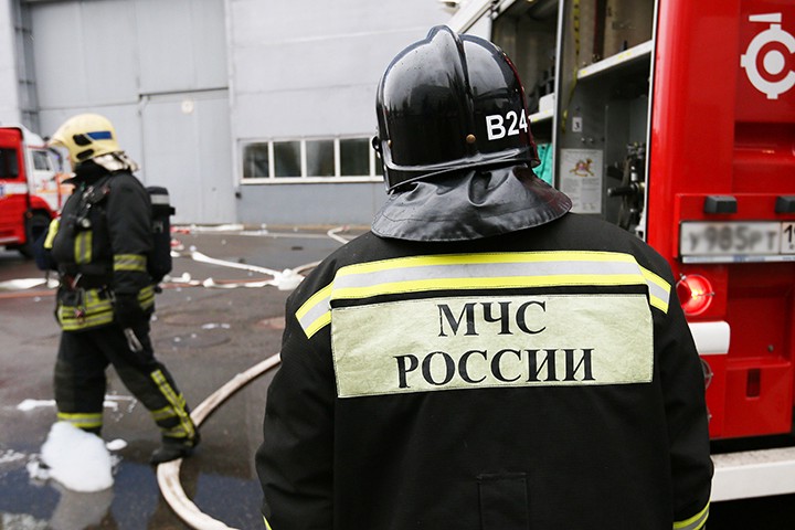 Гаражи загорелись на севере Москвы