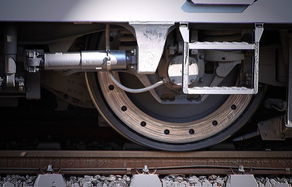 Повреждение железнодорожного полотна в Крыму привело к задержке движения поездов