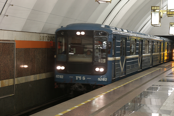 Раздетую восьмилетнюю девочку нашли на станции метро в Санкт-Петербурге