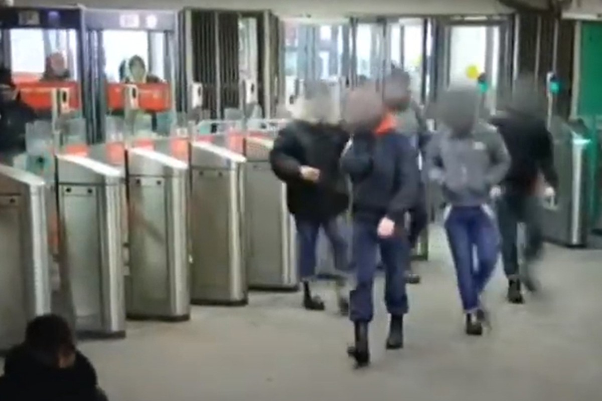 Мигранты нападают на москвичей. Мигранты избиение в Москве метро. Избиение подростков в Московском метро. Мигранты в метро Москва.