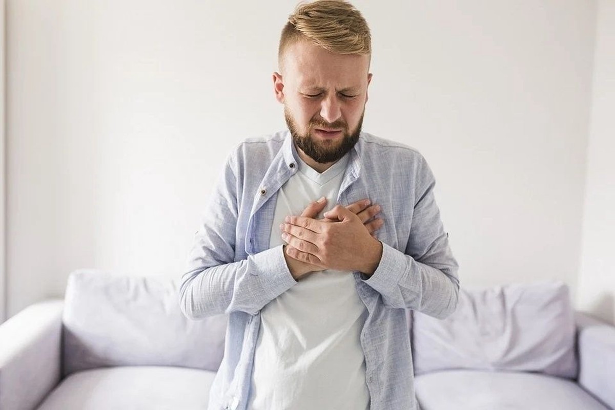 Тревожность, кашель и одышка: кардиолог Кондрахин перечислил семь неочевидных симптомов инфаркта