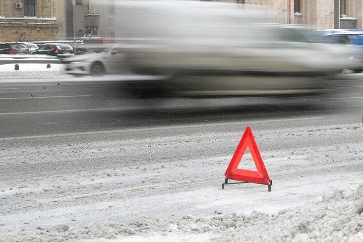 Водитель совершил наезд на стоящее транспортное средство на востоке Москвы