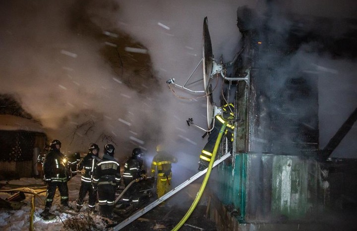 Спасатели потушили пожар в частном доме в столичном районе Куркино