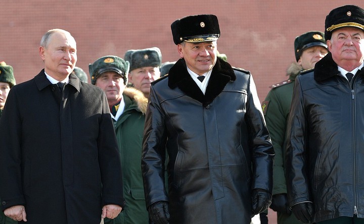 Владимир Путин возложил венок к Могиле Неизвестного Солдата в Москве