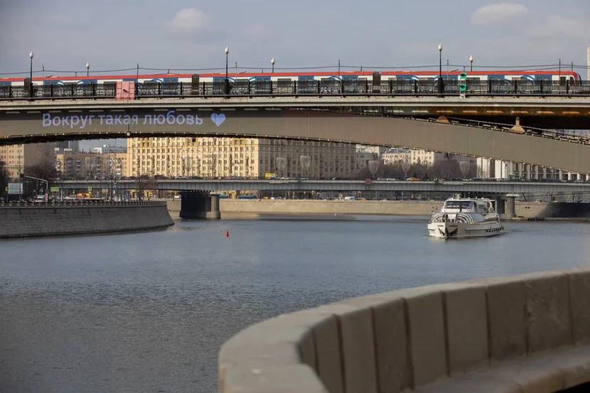 Москвичи смогут предложить идеи для надписей на Смоленском метромосту