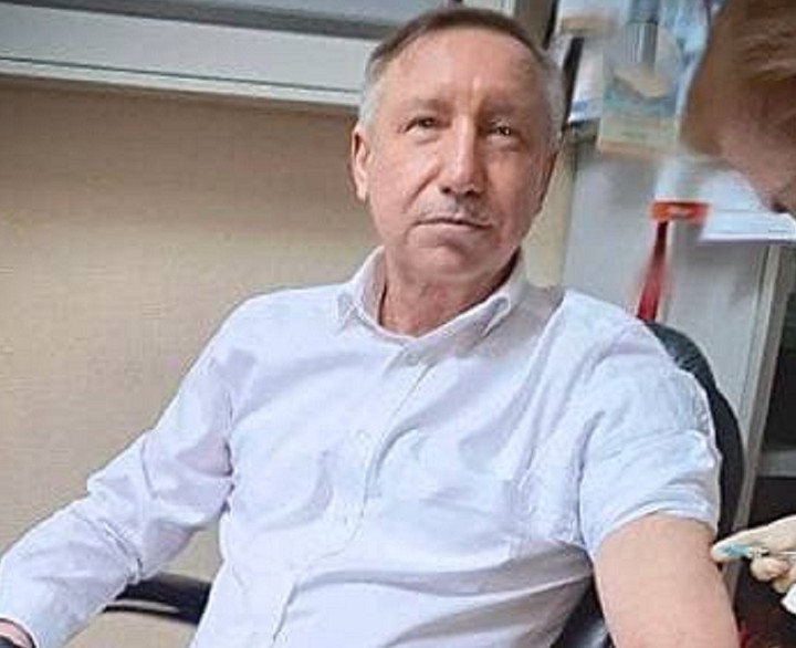 Губернатор Санкт-Петербурга прошел первый этап вакцинации от коронавируса
