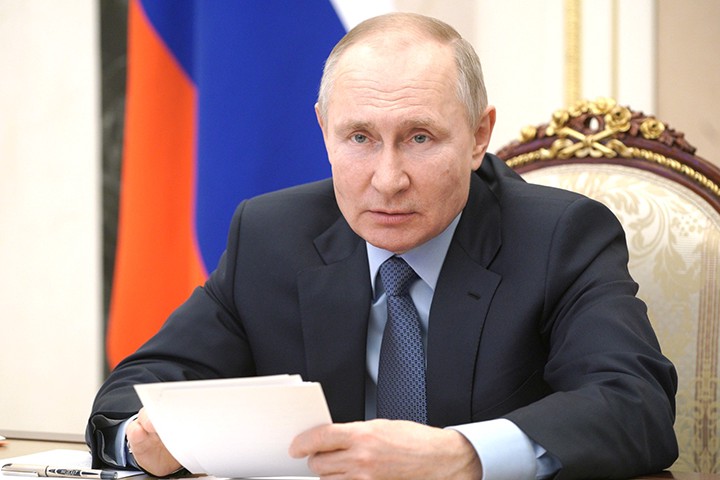 Путин поручил правительству проверить зарплаты бюджетников