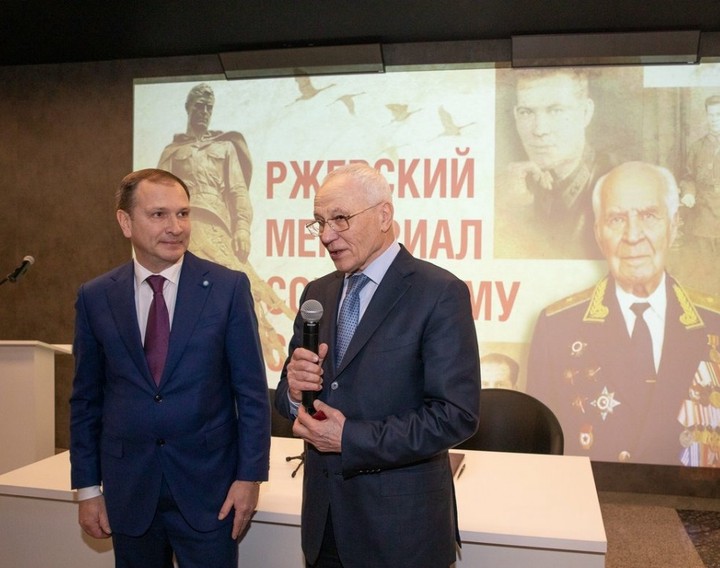 Сын военного летчика передал в дар Музею Победы более 30 наград отца