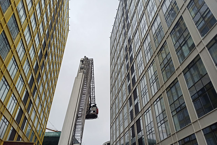 «Испугаться не успели»: очевидцы рассказали о пожаре в бизнес-центре на Новодмитровской улице