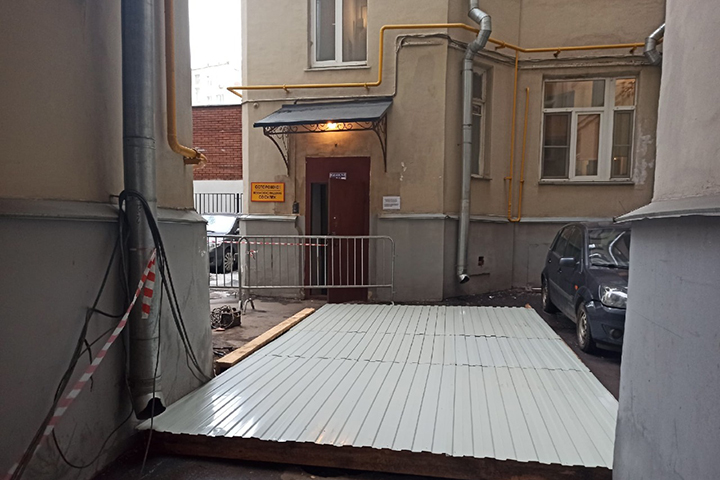 Яму пока закрыли, но грунт еще не восстановлен