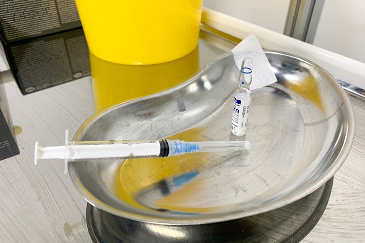 Онкобольным перед вакцинацией от COVID-19 посоветовали обратиться к врачу