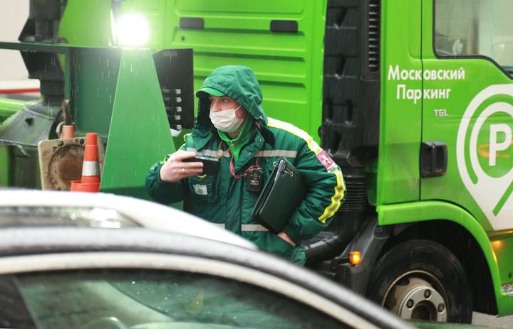 Стоянки, штрафы и жалобы. Все, что нужно знать об эвакуации машин в Москве