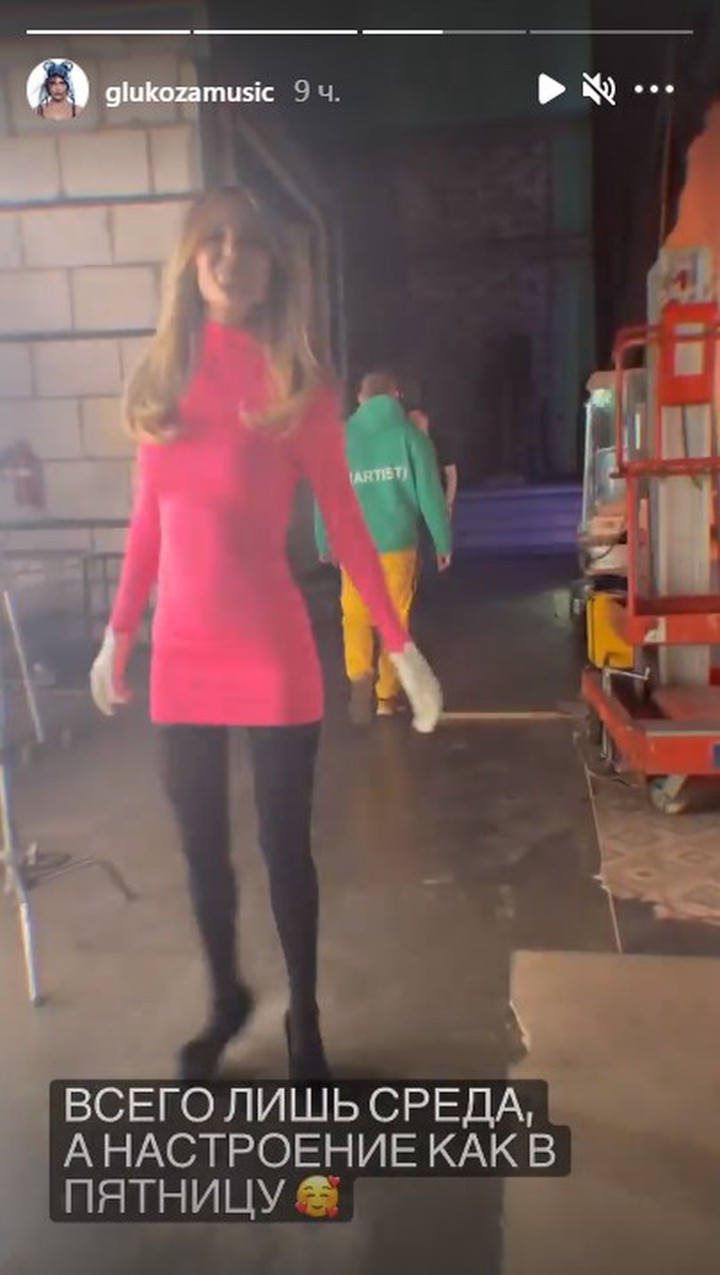 Глюкоза продемонстрировала идеальную фигуру в платье цвета «взбесившейся Барби»