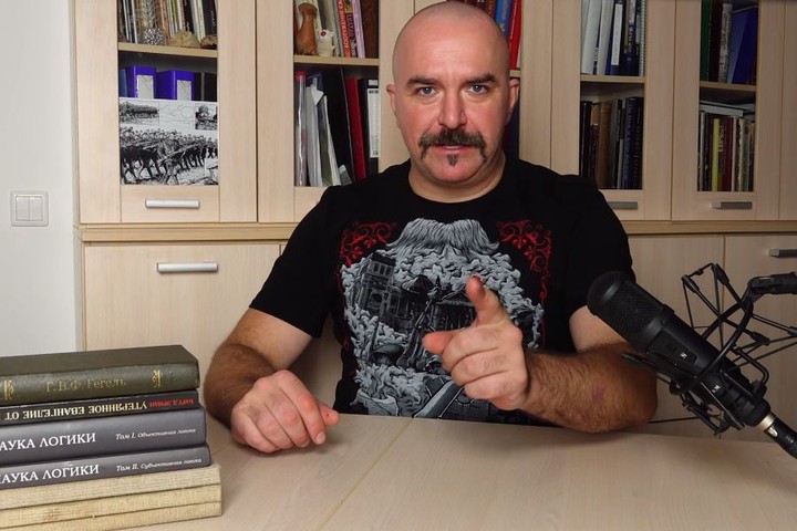 Видеоблогер Клим Жуков: Иногда скосишь глаза на соседа, а он смотрит мой свежий выпуск