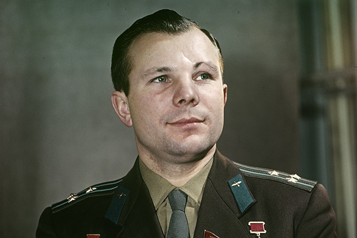 Позывной юрия гагарина во время полета. Гагарин. Гагарин фото. Yuliy Gagariy. Гагарин шрам.