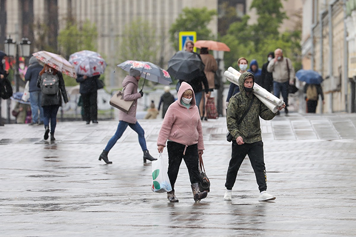 Сильный дождь. Ливень в Москве. Дождь в Москве. Ливень в толпе.