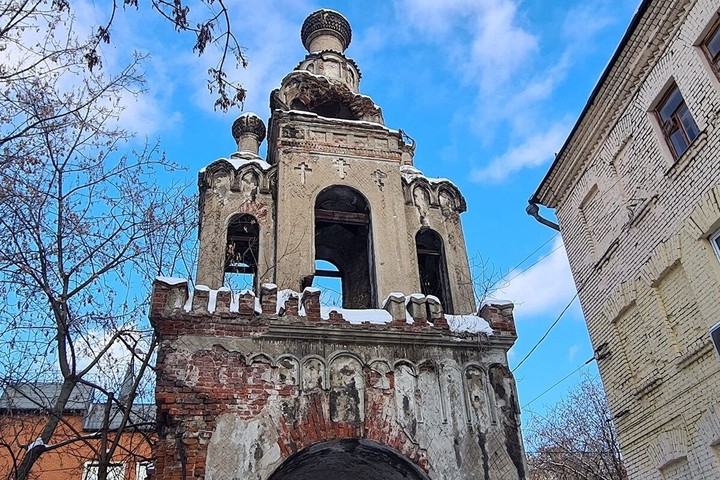 Старинная колокольня на Бауманской и комплекс Симонова монастыря