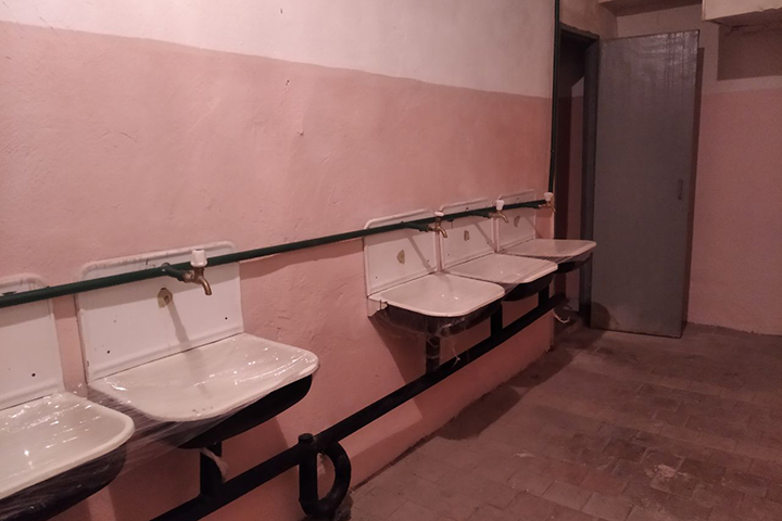 «Нары на восемь человек»: где в Москве укрыться в случае ЧС