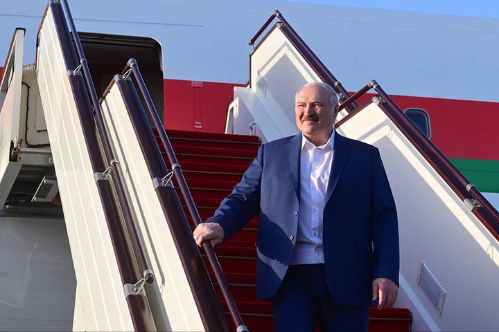 Лукашенко впервые с официальным визитом посетил Абхазию Лукашенко впервые с официальным визитом посетил Абхазию