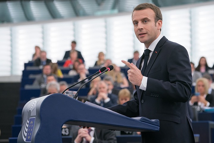 Неизвестный бросил в президента Франции предмет, похожий на яйцо. Видео