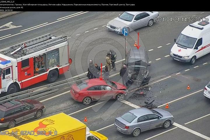 Движение на северо-западе Москвы затруднено после столкновения двух машин