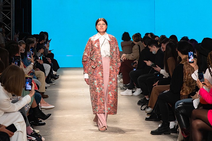 Участницы проекта «Московское долголетие» вышли на подиум недели моды Mercedes-Benz Fashion Week Russia
