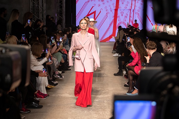 Участницы проекта «Московское долголетие» вышли на подиум недели моды Mercedes-Benz Fashion Week Russia