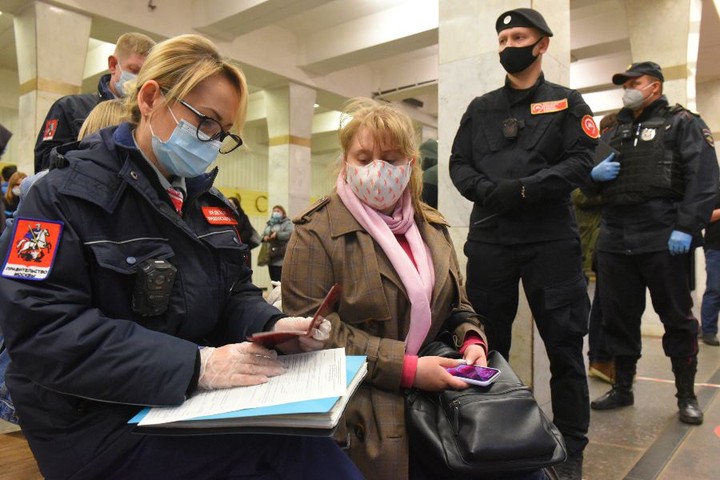 Контроль за соблюдением масочного режима в метро усилят в Москве
