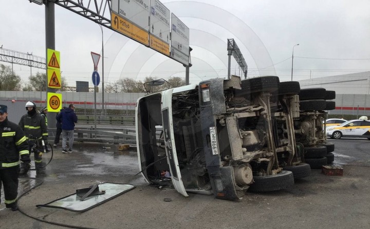 Бетономешалка опрокинулась на проезжую часть в результате аварии на ТТК