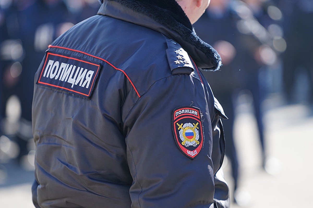 Двое мужчин ограбили москвича с угрозами столкнуть его под колеса автомобиля