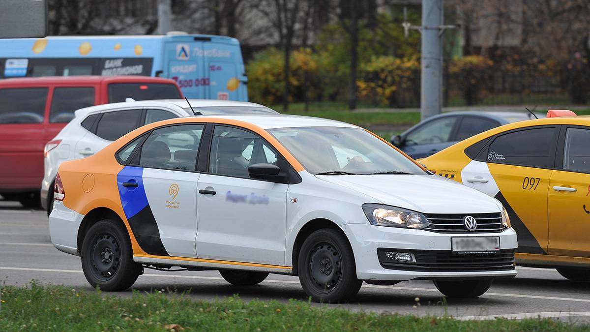 Мужчину с пакетом на голове нашли в каршеринговой машине на западе Москвы