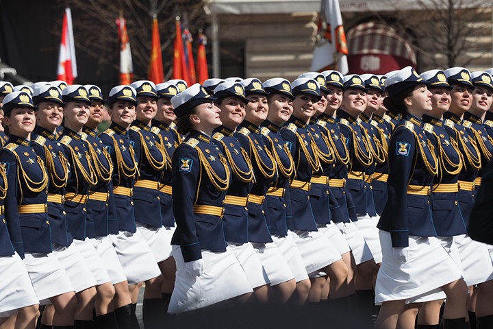 Британский ежедневник Daily Mail не скупился на комплименты личному составу, особенно его женской части