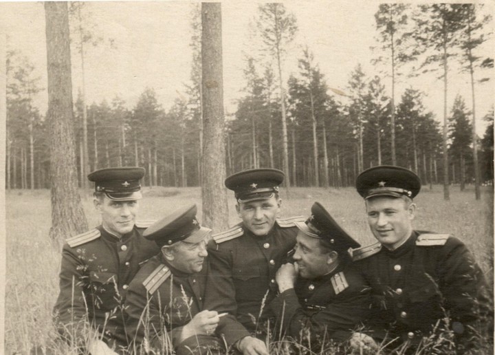 Среди тех, кто поделился своими военными фотографиями, – Алексей Васильевич Невзоров
