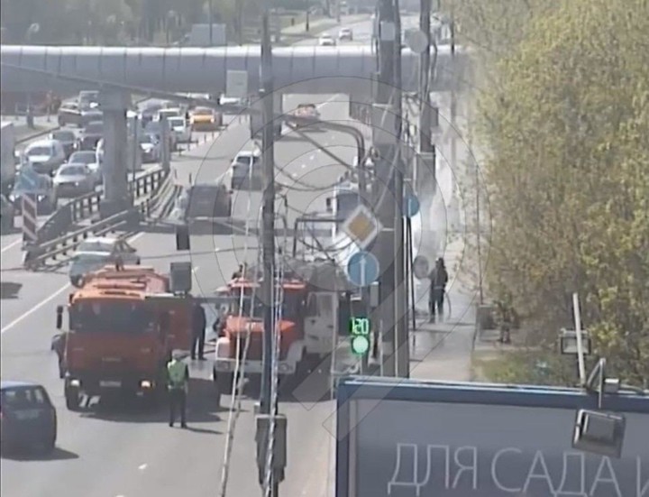 Автомобиль загорелся на проезжей части на юго-востоке Москвы
