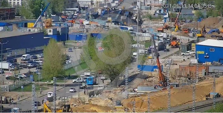 Гаражи на площади 150 квадратных метров горят на юго-востоке Москвы