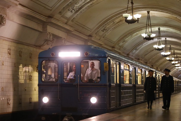Парад ретропоездов устроили в московском метро в честь дня рождения подземки