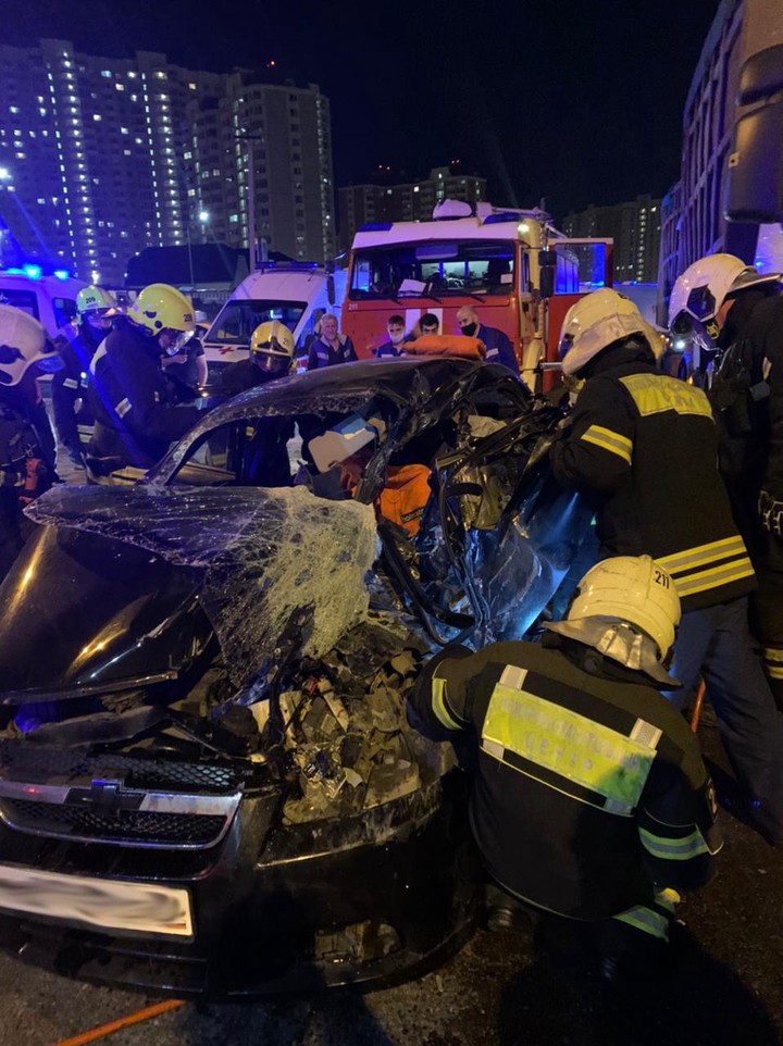 Столичные спасатели вызволили зажатого в автомобиле мужчину на востоке Москвы
