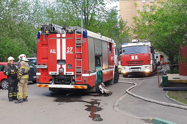 Балконы многоэтажного дома загорелись на юго-западе Москвы