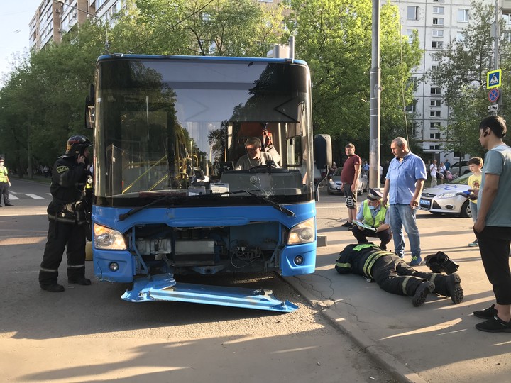 Автобус врезался в столб на востоке Москвы